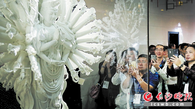 　　“中国白”始终是参观者目光关注的焦点。这是德化凤凰陶瓷研究所里展出的邱双炯大师作品“三面千手观音”。
