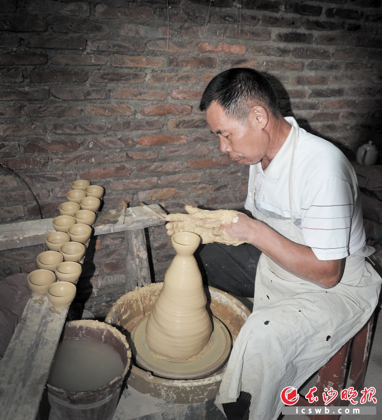 　　月记窑旁边作坊里，工匠正在紧张地拉坯制作。面对的是陶泥，投入的是严谨与专注。因为技艺烂熟于心，都是一次成型。