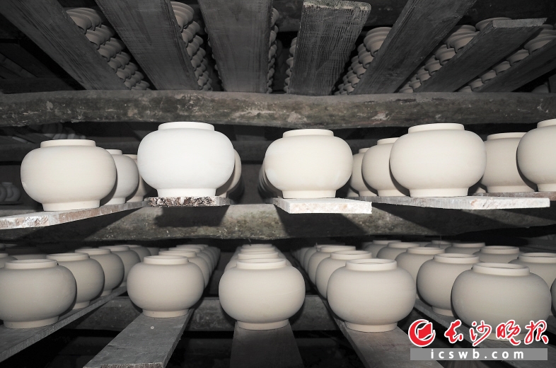 　　德化县三班镇蔡径村有个洞上陶艺村，举目四望，瓷几乎是唯一的主题。这是正在晒坯的茶壶，壶柄尚未安装。